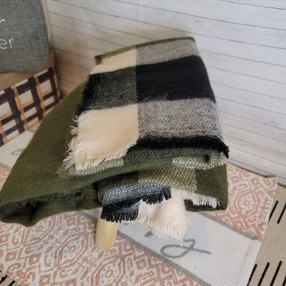 GORGEOUS 100% ACRYLIC BLANKET SCARVE, IN ARMY GREEN, CREAM & BLACK BUFFALO PLAID - Picture 4 of 7